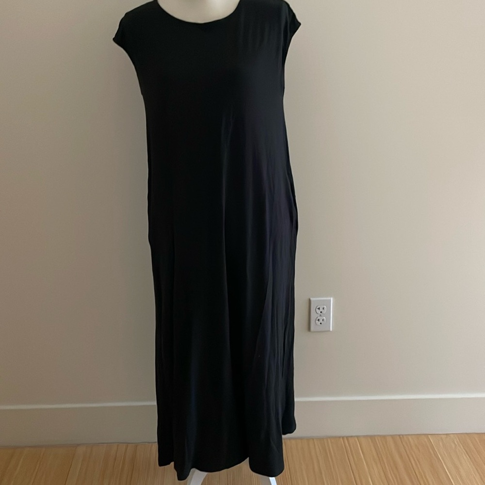 Muji muji black jersey dress size M-L.. Cap sleeves and pockets.